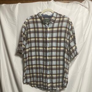 Woolrich short sleeve button down men’s shirt. L. Light blue, yellow, burgundy.